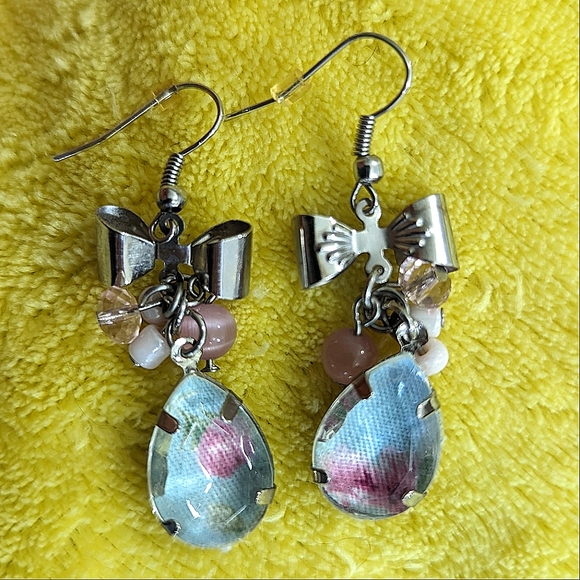 ๐3/$20๐ - Woman's Earings - Picture 1 of 3